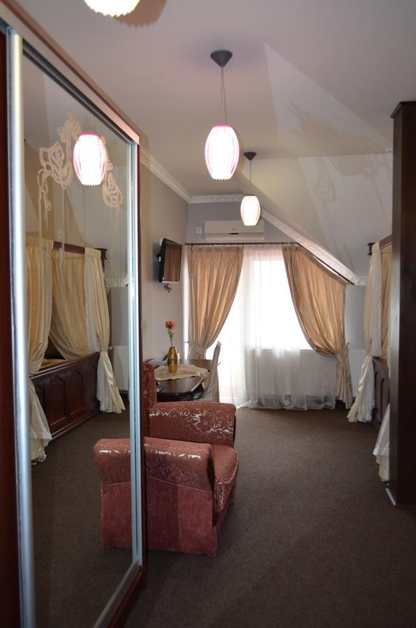 Golden Palace Dubove Luaran gambar